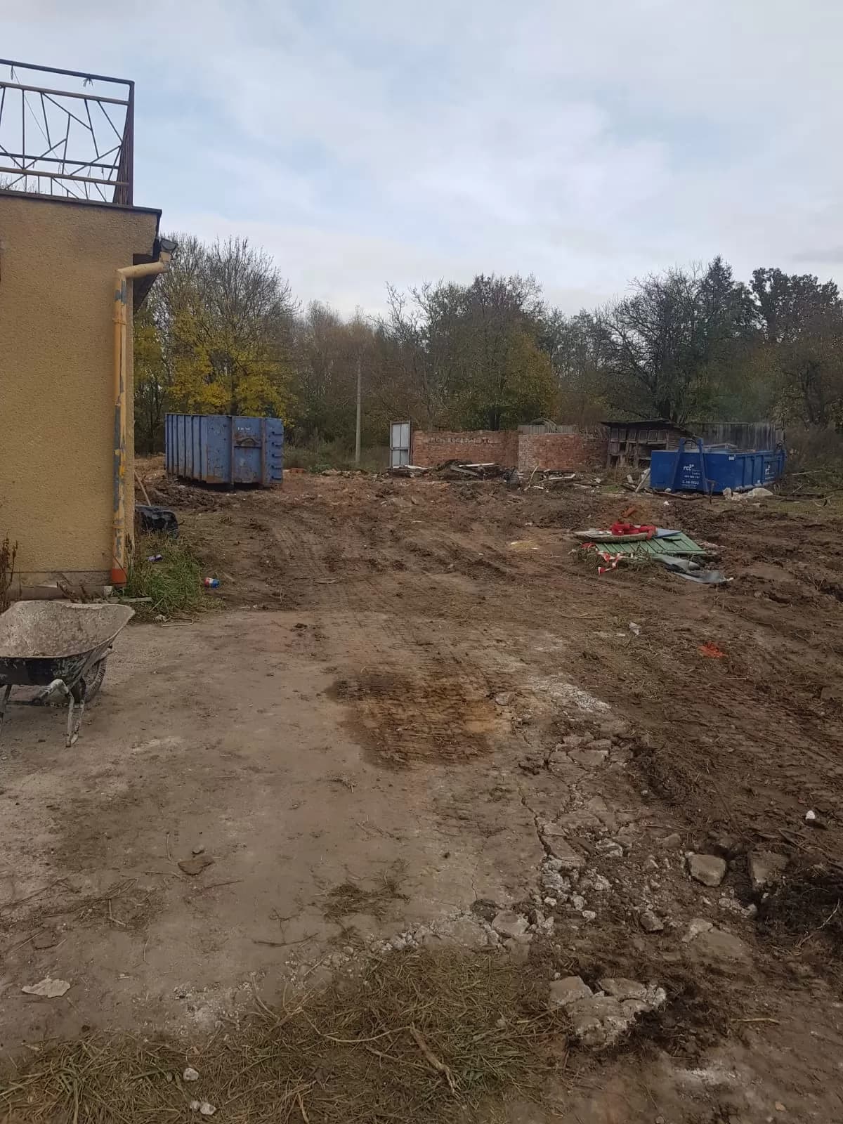 Pozemek po vyklizení s kontejnery