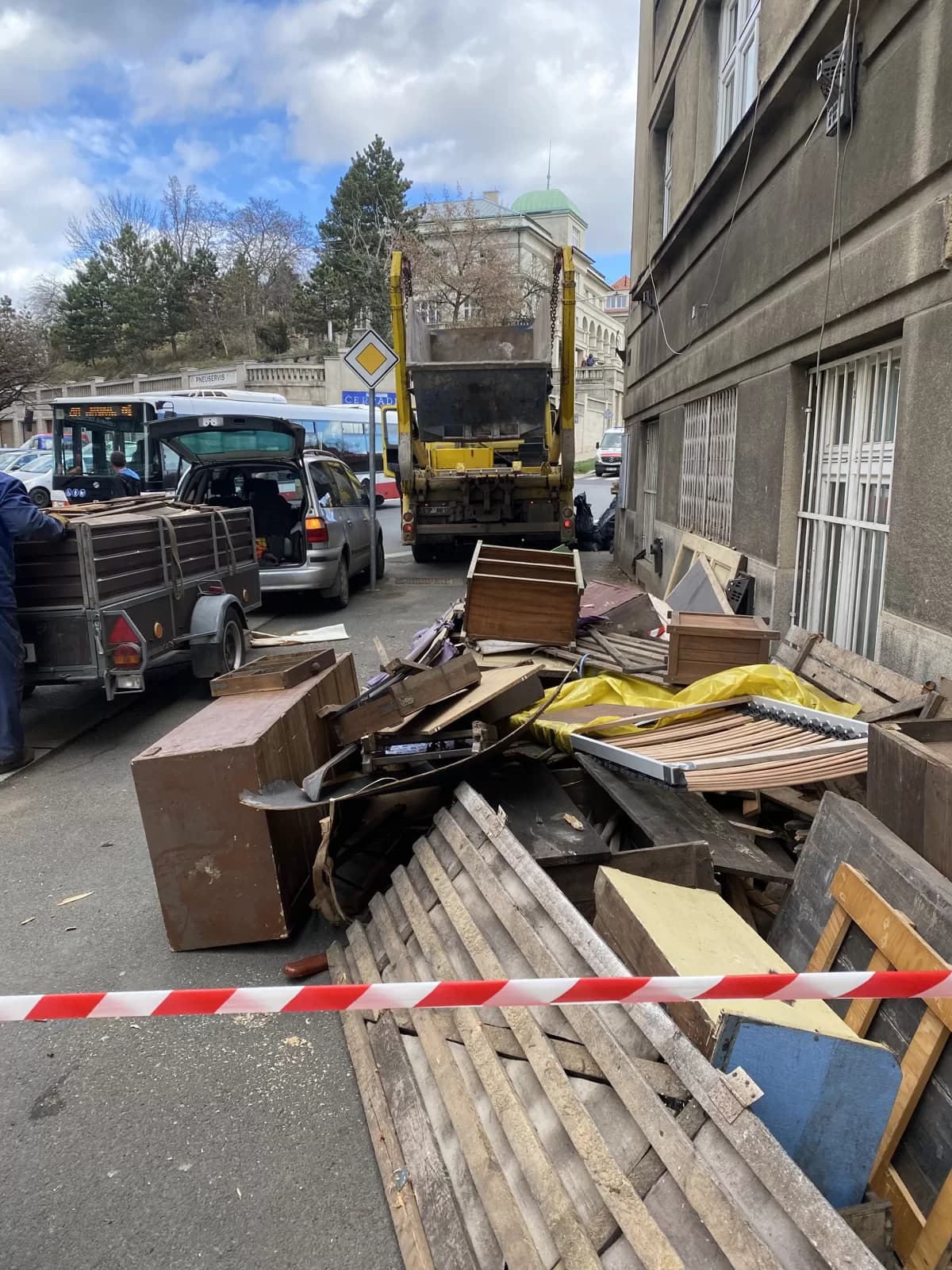 Nákladní auto a přívěs při odvozu vyklizeného nábytku