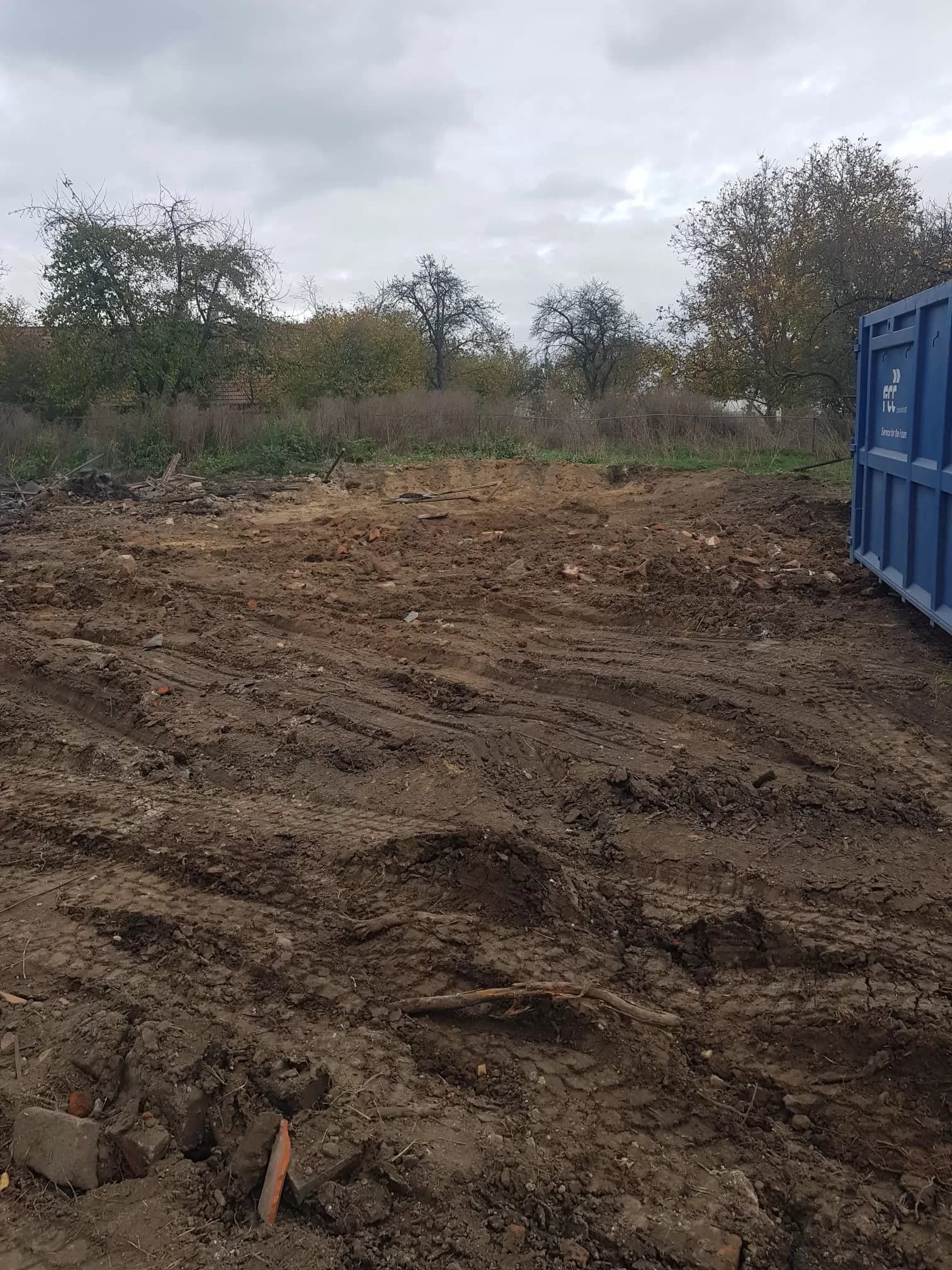 Srovnaný pozemek po demolici a odvozu suti