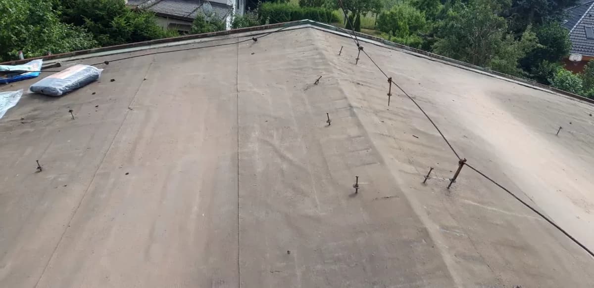Plochá střecha s asfaltovou lepenkou před odstraněním