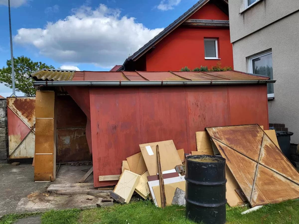 Odpad u garáže připravený k odvozu