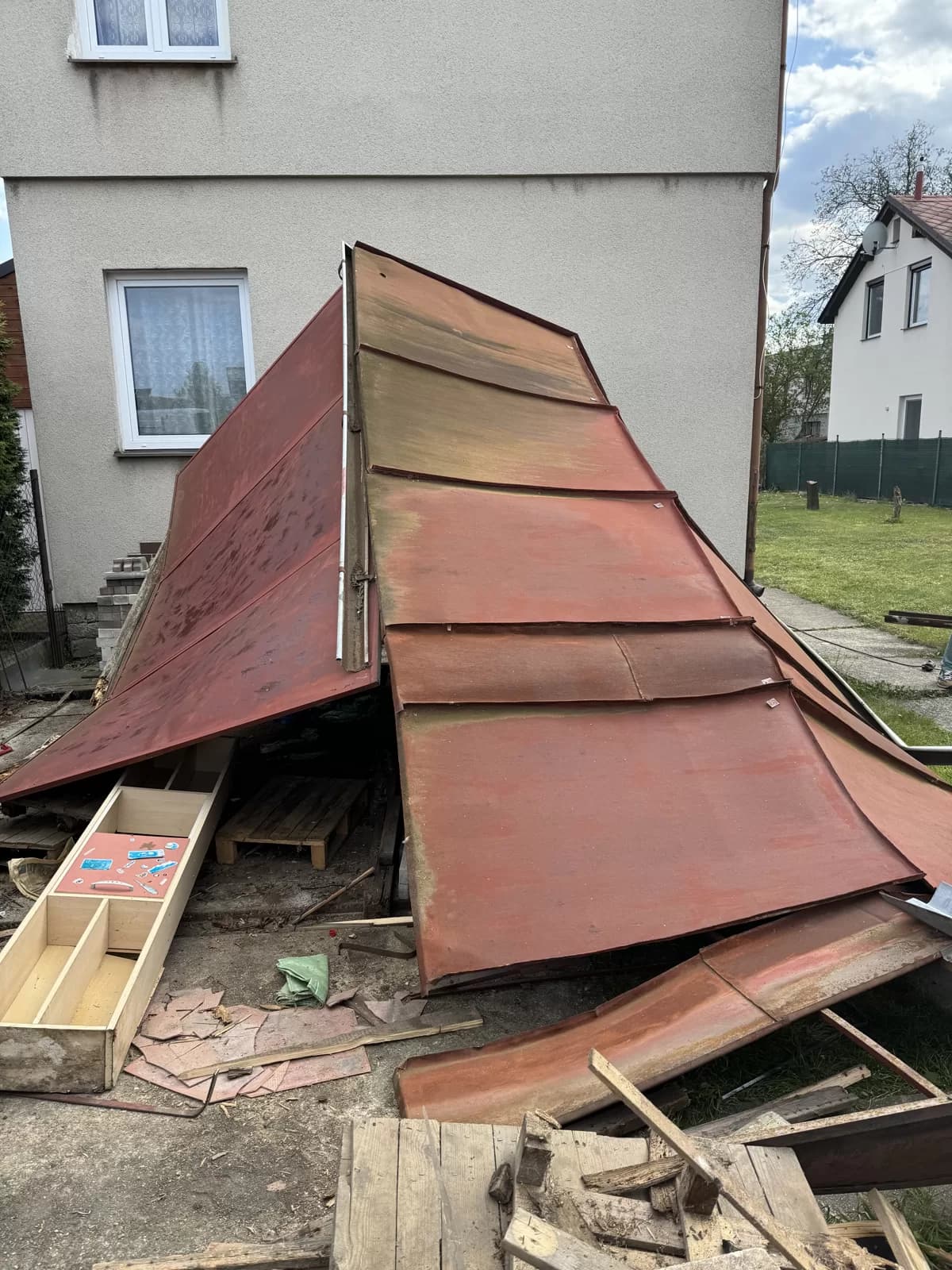 Rozebíraná plechová garáž na zahradě