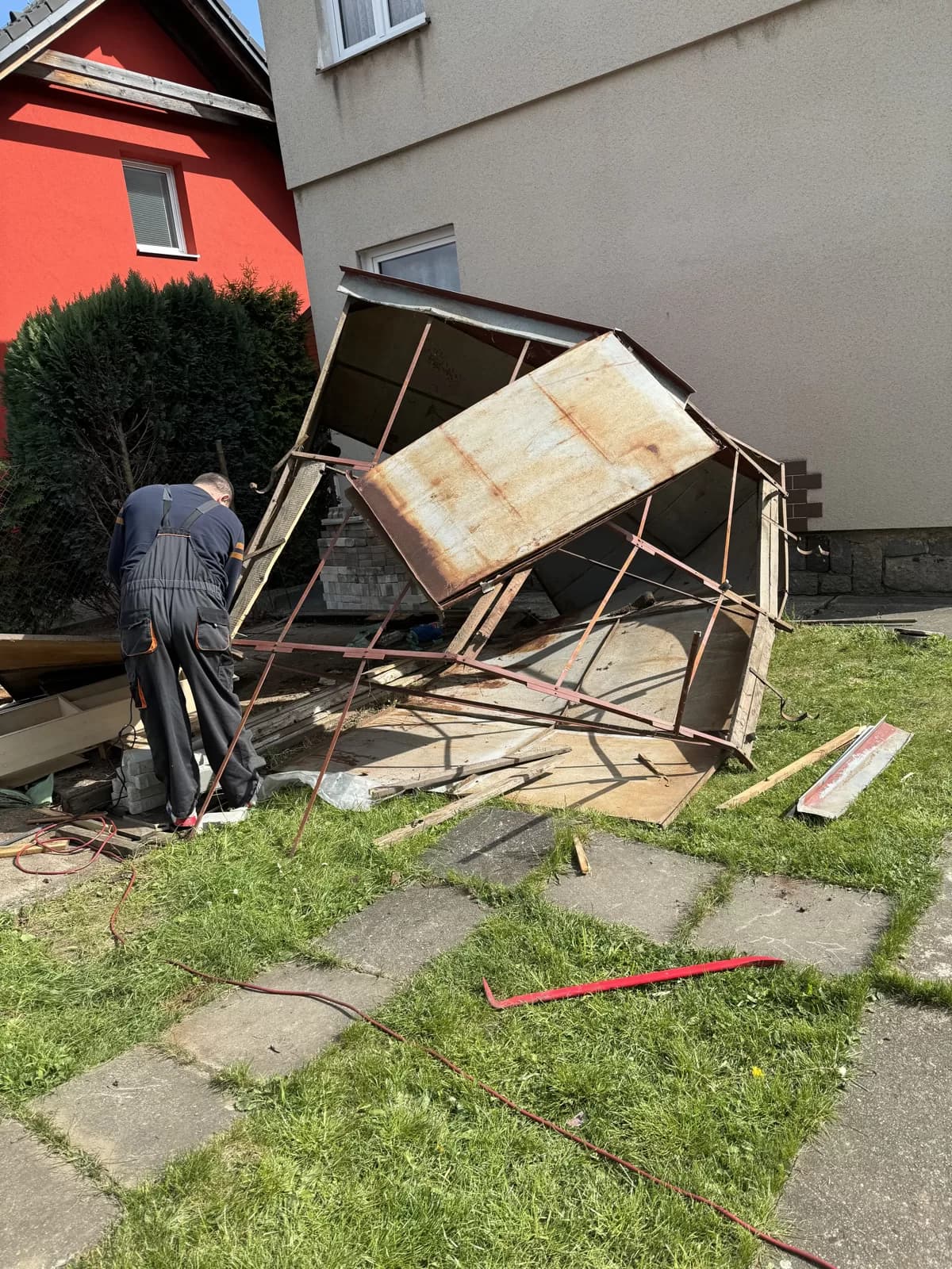 Demontáž staré plechové kůlny na zahradě