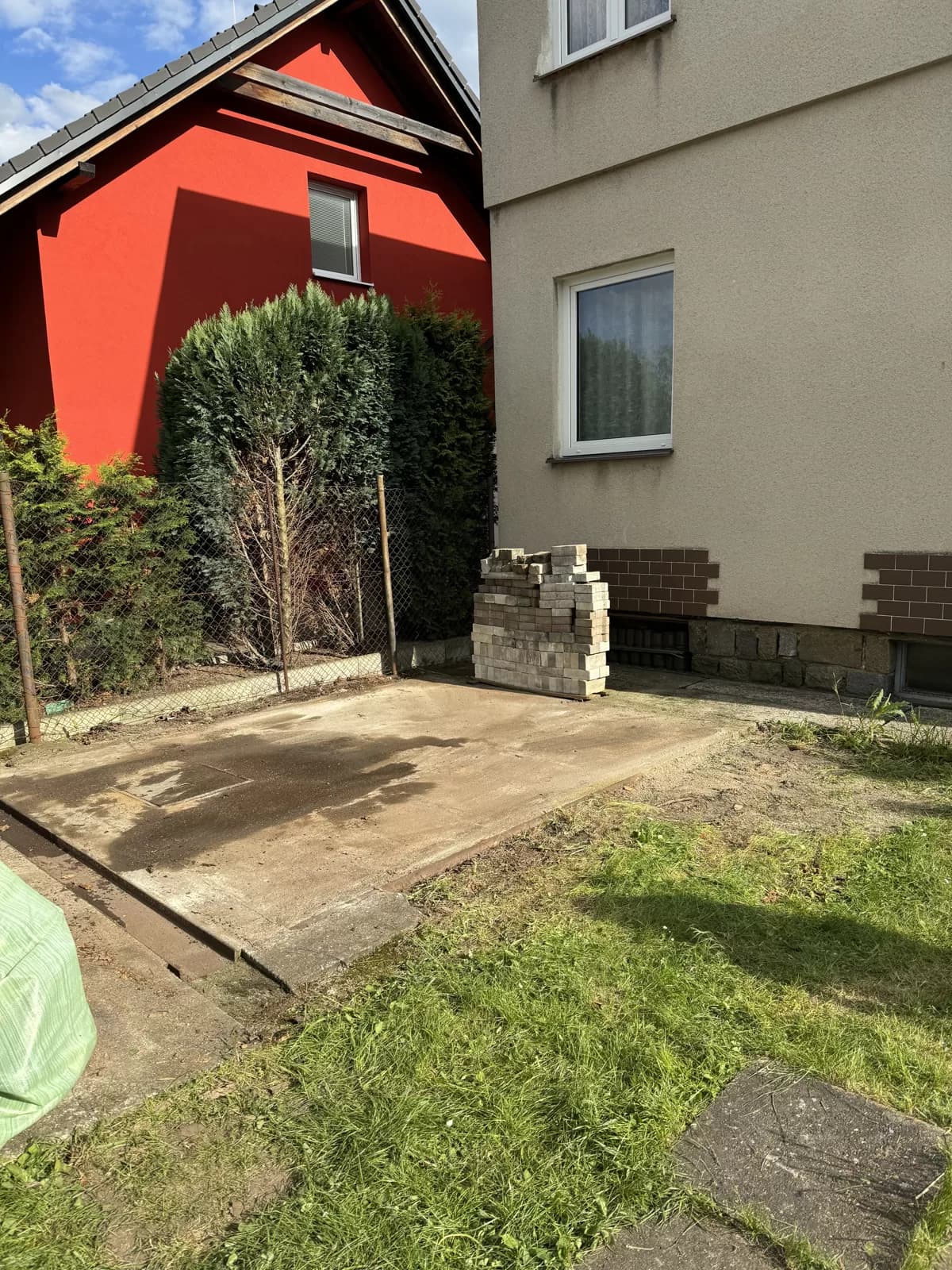 Uklizená plocha u rodinného domu po odstranění staré stavby