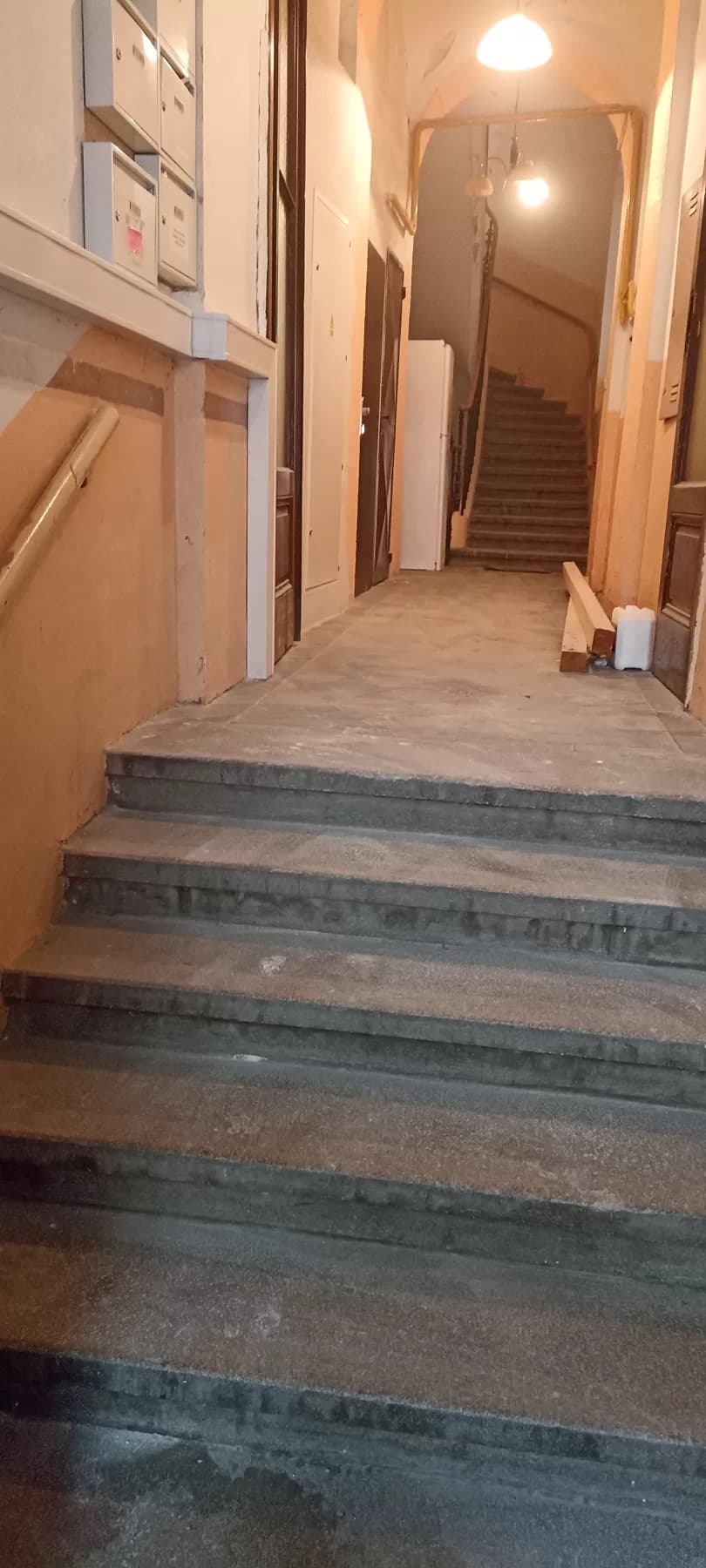 Vyklizená chodba se schodištěm