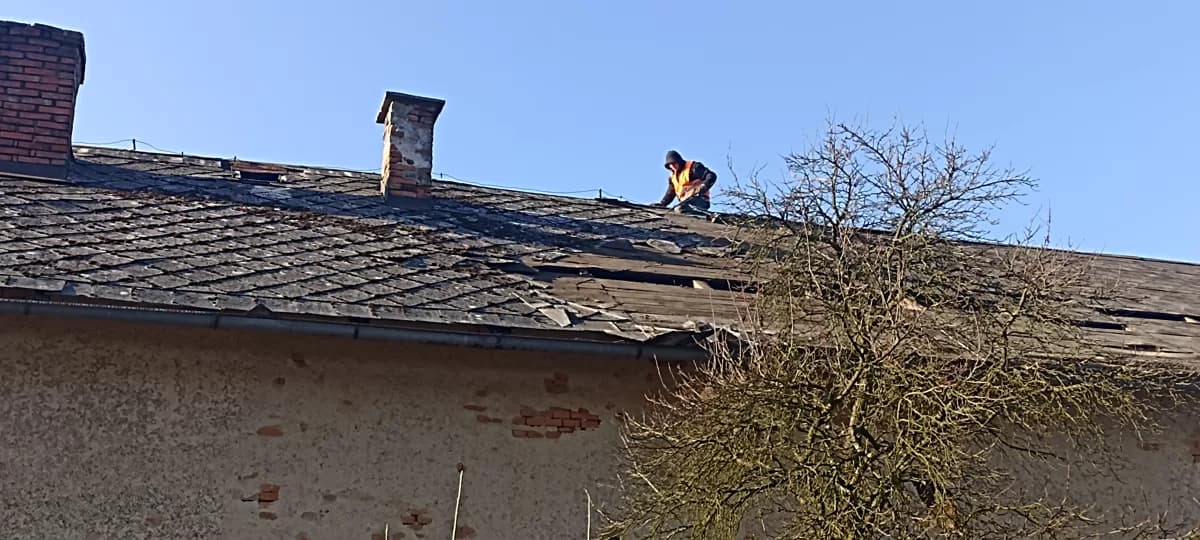 Demontáž staré střešní krytiny zděného domu