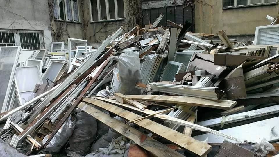 Hromada starých oken a dřeva z rekonstrukce k likvidaci